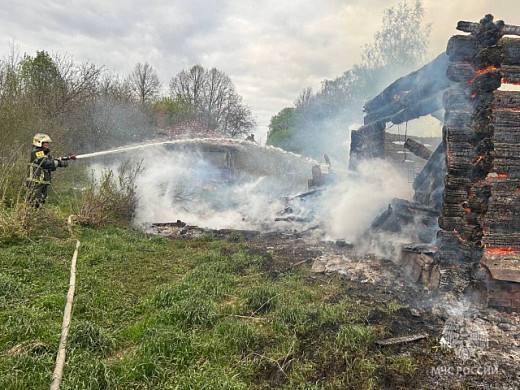 В Вичуге сгорел нежилой дом с пристройкой